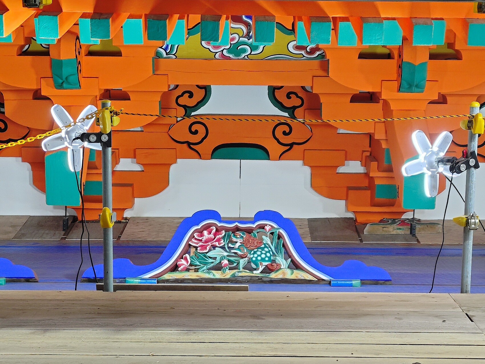 比叡山延暦寺
根本中堂(改修工事中)の新しい蟇股、それぞれ動物と花の彫刻があしらわれている