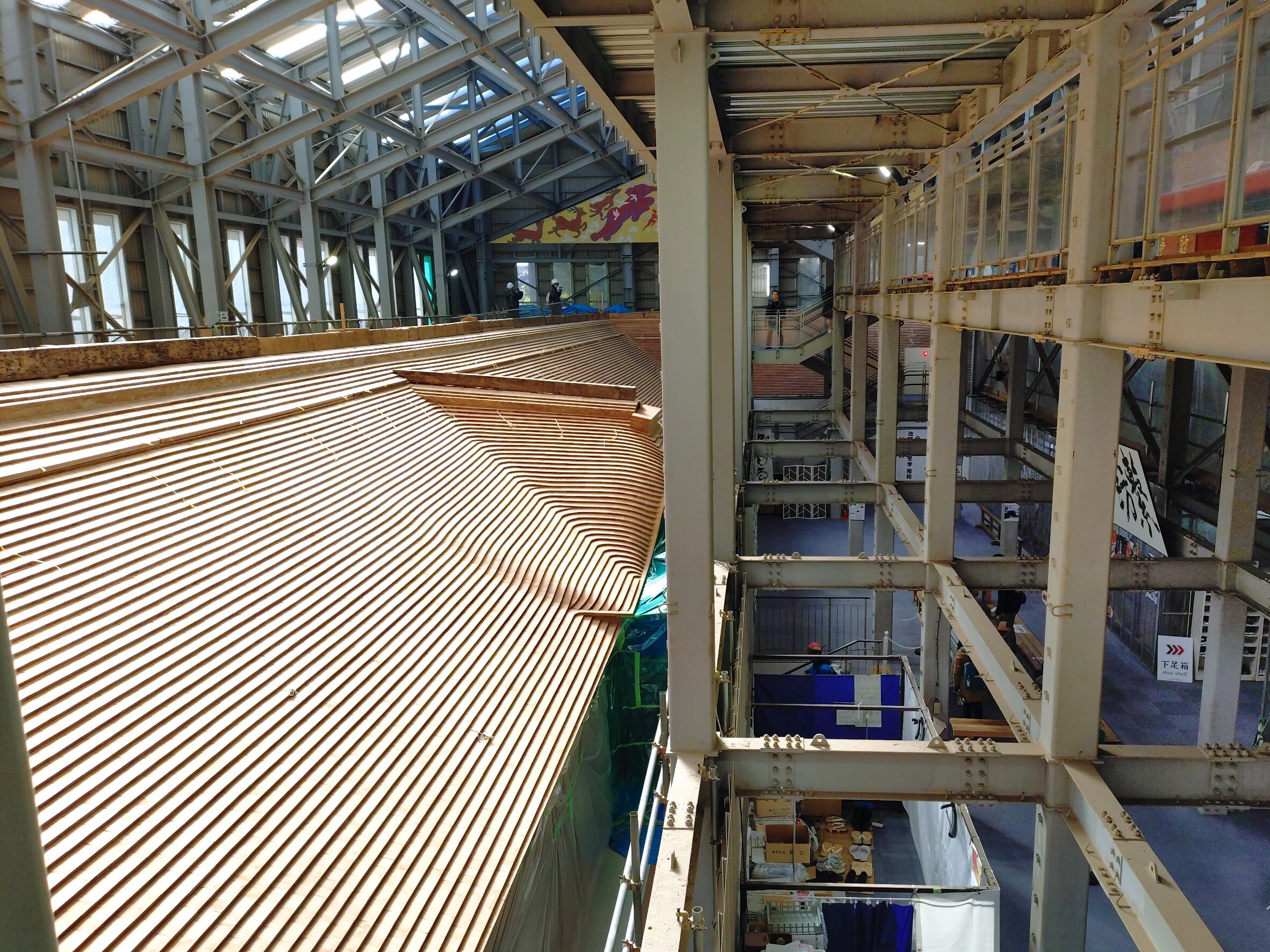 比叡山延暦寺 根本中堂(改修工事中)
回廊の屋根は板葺き