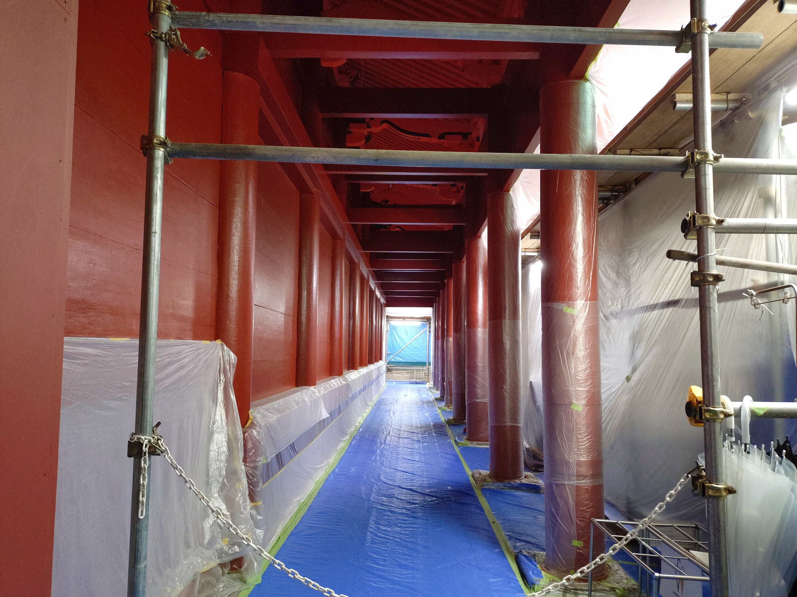 比叡山延暦寺 根本中堂の廻廊の柱は、既に朱色に塗られている