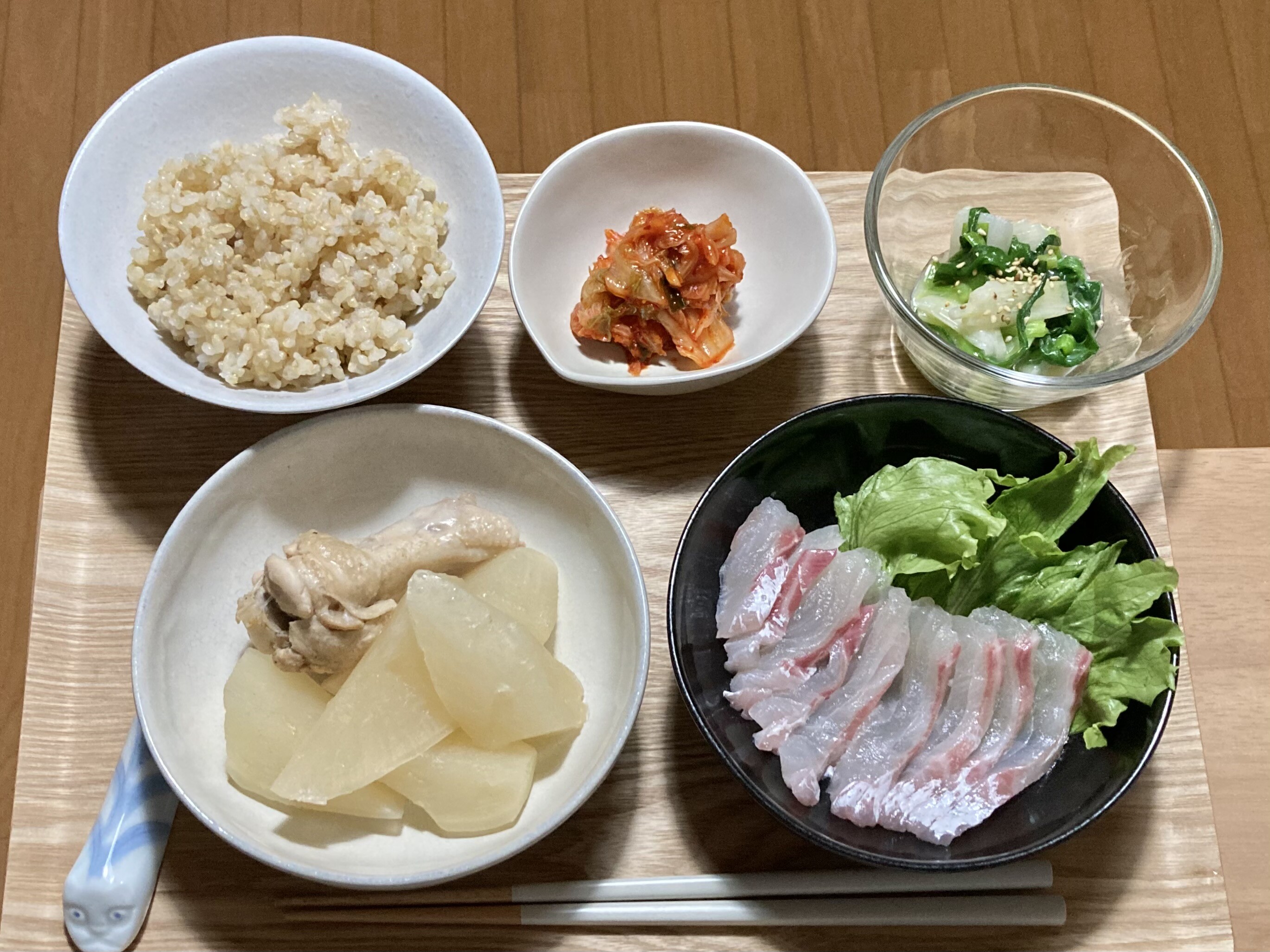 大根と手羽先の煮物、鯛の刺身、わけぎのぬた、キムチ、玄米ごはん