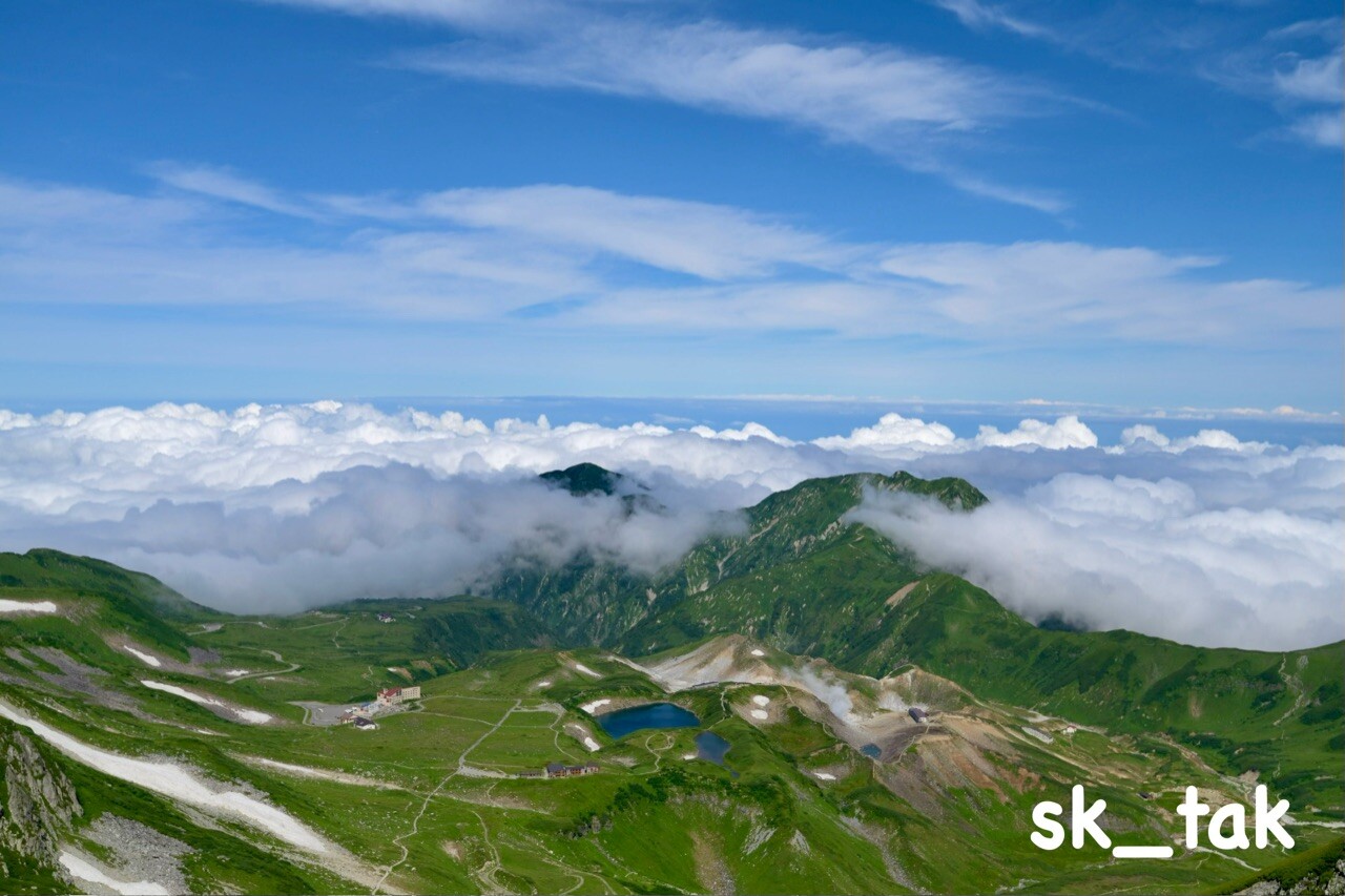 立山から見る雲海。向こうには海も見えている？